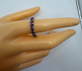 Anillo de oro de 18 kt con tanzanitas