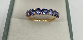 Anillo de oro de 18 kt con tanzanitas