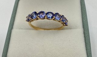Anillo de oro de 18 kt con tanzanitas