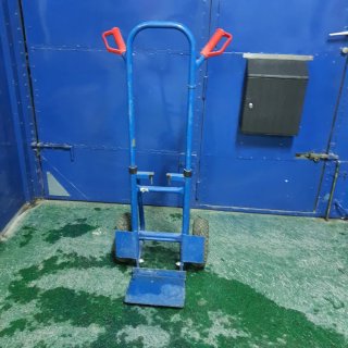 Carretilla azul con ruedas