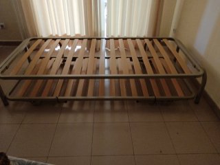 Somier metálico con lamas de madera.