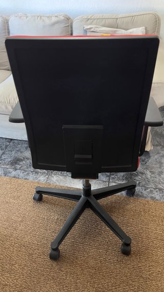 Silla de oficina ergonómica roja y negra.