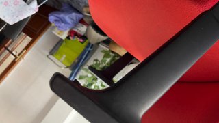 Silla de oficina ergonómica roja y negra.