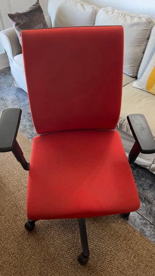 Silla de oficina ergonómica roja y negra.