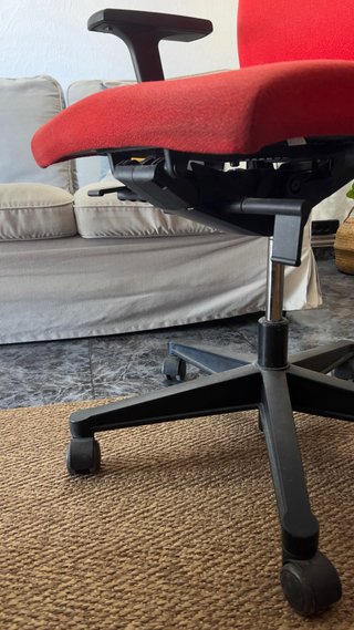 Silla de oficina ergonómica roja y negra.