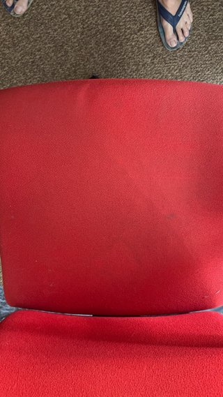 Silla de oficina ergonómica roja y negra.