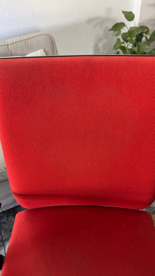Silla de oficina ergonómica roja y negra.