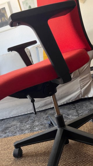 Silla de oficina ergonómica roja y negra.