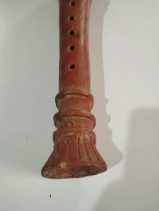 Flauta artesanal de barro decorada