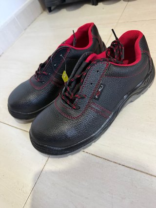 Zapatos de seguridad negros y rojos