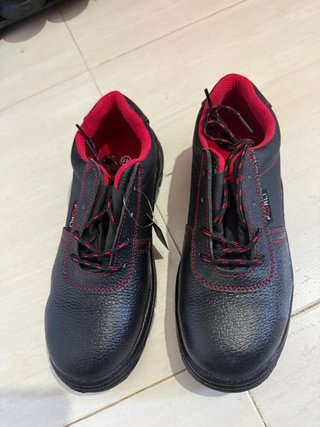 Zapatos de seguridad negros y rojos