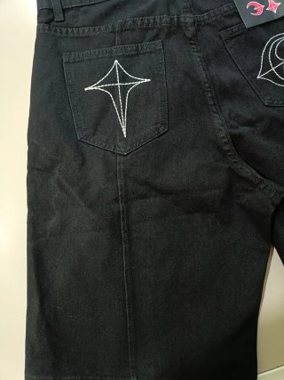 Pantalón corto negro.