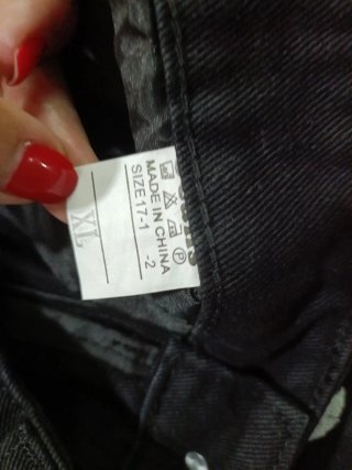 Pantalón corto negro.