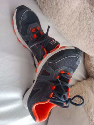 Zapatillas Kalenji grises y naranjas