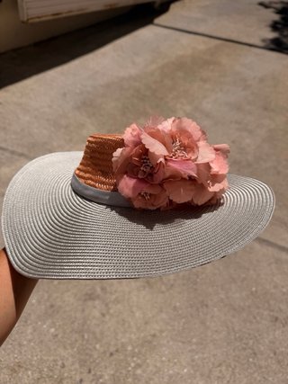 Sombrero Canotier con Flores Rosa y Gris