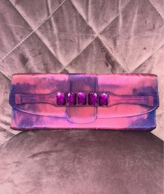 Bolso de mano morado con pedrería