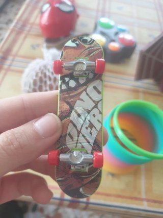 Muelle arcoíris, mini skate y pelota antiestrés