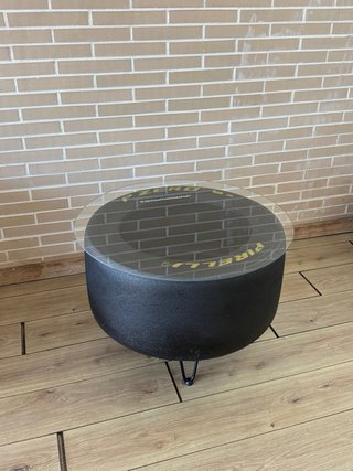 Mesa decorativa exclusiva slick Pirelli P Zero.
