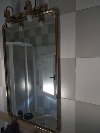 Espejo de baño con marco dorado