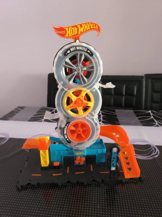 Hot Wheels Taller Super Twist