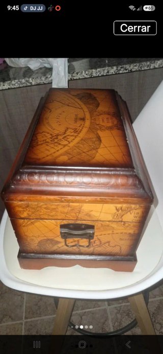 Baúl de madera decorado