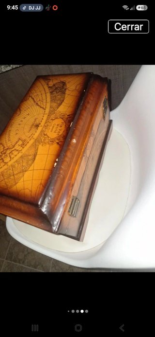 Baúl de madera decorado