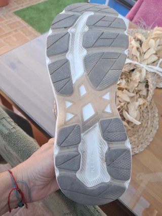 Zapatillas deportivas beige y marrón  Muy nuevas