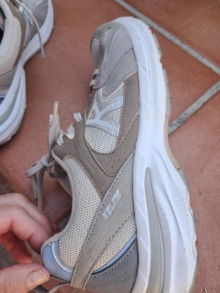 Zapatillas deportivas beige y marrón  Muy nuevas
