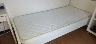 Escritorio blanco con cajones y cama