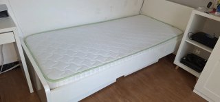 Escritorio blanco con cajones y cama