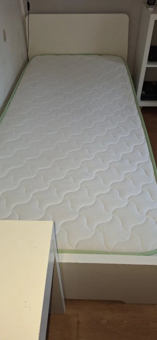 Escritorio blanco con cajones y cama