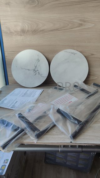 Tavolo Ausiliare Alto Rotondo a 2 Livelli di Furinno BESI con Gambe in Metallo e Scaffale Aperto, per Soggiorno o Camera da Letto, Colore Bianco Marmo