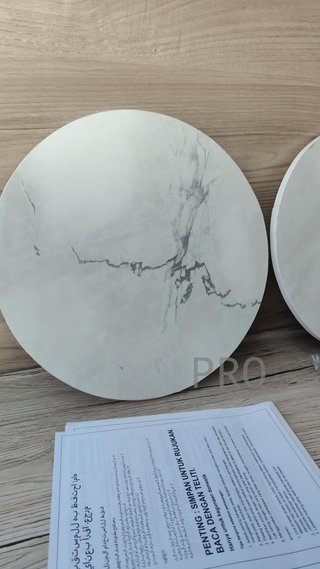 Tavolo Ausiliare Alto Rotondo a 2 Livelli di Furinno BESI con Gambe in Metallo e Scaffale Aperto, per Soggiorno o Camera da Letto, Colore Bianco Marmo