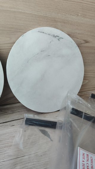 Tavolo Ausiliare Alto Rotondo a 2 Livelli di Furinno BESI con Gambe in Metallo e Scaffale Aperto, per Soggiorno o Camera da Letto, Colore Bianco Marmo