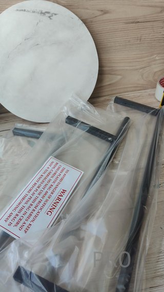 Tavolo Ausiliare Alto Rotondo a 2 Livelli di Furinno BESI con Gambe in Metallo e Scaffale Aperto, per Soggiorno o Camera da Letto, Colore Bianco Marmo