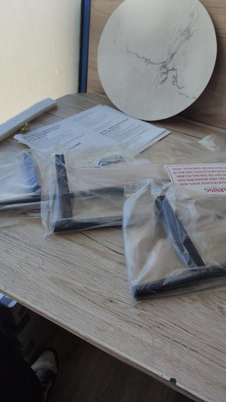 Tavolo Ausiliare Alto Rotondo a 2 Livelli di Furinno BESI con Gambe in Metallo e Scaffale Aperto, per Soggiorno o Camera da Letto, Colore Bianco Marmo