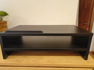 Alzador de pantalla de madera negro