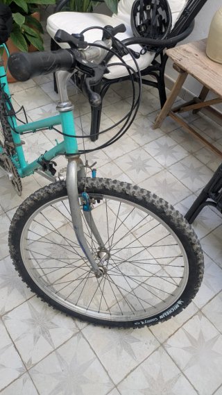 Bicicleta MTB color turquesa