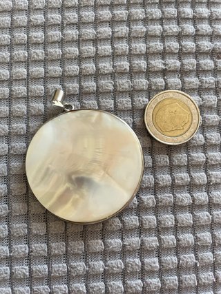 Colgante de nácar con detalles dorados
