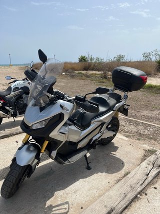 Honda X-ADV 750 Plata y Negra