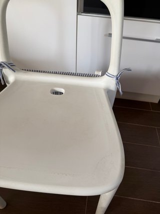 Sillas de plástico blancas
