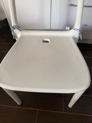 Sillas de plástico blancas