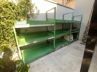 Estantería industrial verde antigua