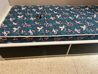 Cama con cabecero y almacenaje