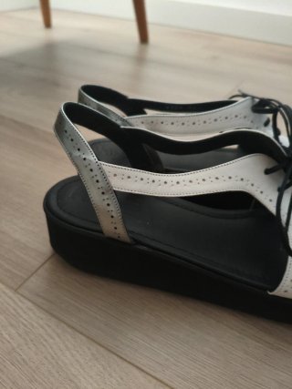 Sandalias estilo esmoquin blanco,negro y plateado