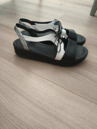 Sandalias estilo esmoquin blanco,negro y plateado