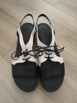 Sandalias estilo esmoquin blanco,negro y plateado