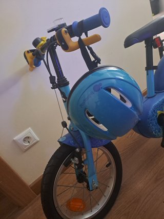Bicicleta infantil azul con casco