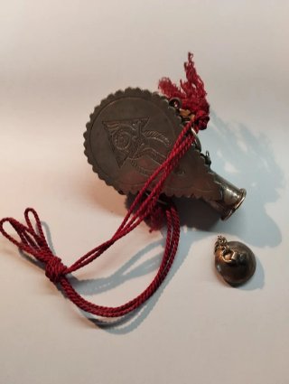 Recipiente bereber plateado con cordón rojo