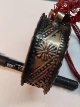 Recipiente bereber plateado con cordón rojo